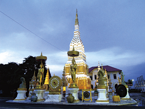 タート･パノムの仏塔を正確に模したワット･マハータートの仏塔